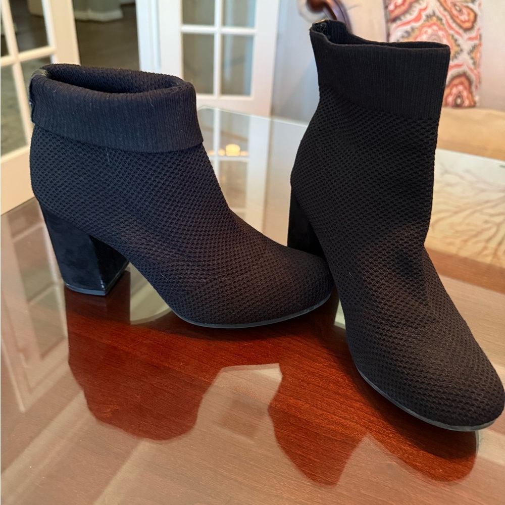 🌺Seven Dials Black Textured Ankle Booties🌺